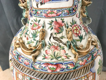 Une paire de grands vases en porcelaine de Chine famille rose, 19&egrave;me
