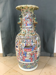 Une paire de grands vases en porcelaine de Chine famille rose, 19&egrave;me