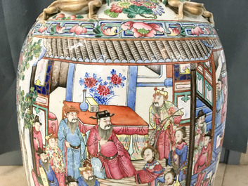 Une paire de grands vases en porcelaine de Chine famille rose, 19&egrave;me