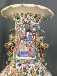 Une paire de grands vases en porcelaine de Chine famille rose, 19&egrave;me