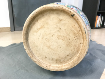 Une paire de grands vases en porcelaine de Chine famille rose, 19&egrave;me