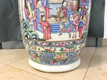 Une paire de grands vases en porcelaine de Chine famille rose, 19&egrave;me