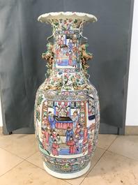 Une paire de grands vases en porcelaine de Chine famille rose, 19&egrave;me