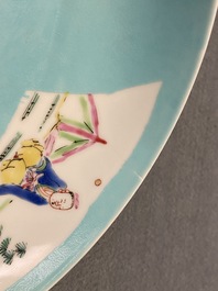 Een Chinees famille rose eierschaal bord met turquoise fondkleur, Yongzheng merk en periode