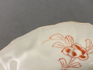 Trois assiettes en porcelaine de Chine en rouge de fer et dor&eacute;, Kangxi