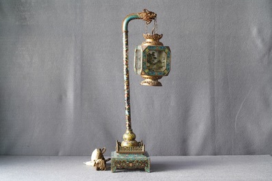 Une lanterne en &eacute;maux cloisonn&eacute;s, Chine, R&eacute;publique