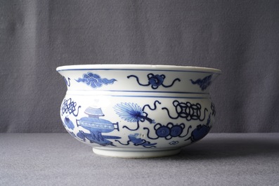 Een Chinese blauw-witte wierookbrander met kostbaarheden, Kangxi