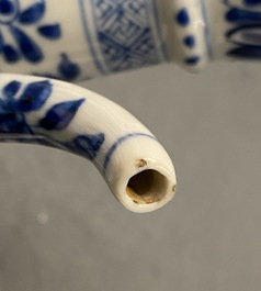 Een Chinese blauw-witte kendi met floraal decor, Kangxi