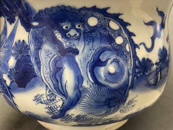 Un br&ucirc;le-parfum en porcelaine de Chine en bleu et blanc, &eacute;poque Transition