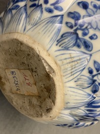 Een Chinese blauw-witte kendi met floraal decor, Kangxi