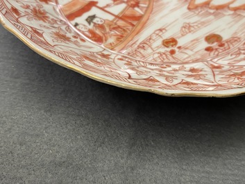 Trois assiettes en porcelaine de Chine en rouge de fer et dor&eacute;, Kangxi