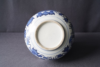 Een Chinese blauw-witte wierookbrander met kostbaarheden, Kangxi