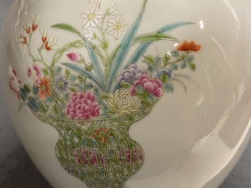 Een Chinese famille rose vaas met bloemvazen, Qianlong merk, Republiek