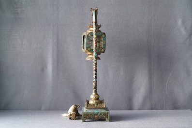 Une lanterne en &eacute;maux cloisonn&eacute;s, Chine, R&eacute;publique