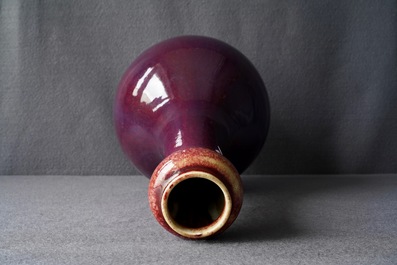 Un vase de forme bouteille en porcelaine de Chine dite 'flamb&eacute;', Qianlong