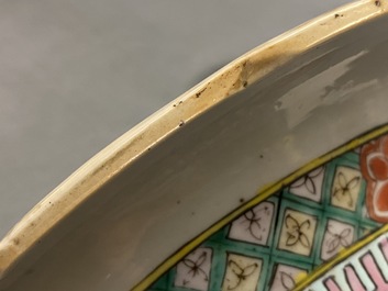 Une paire de vases en porcelaine de Chine famille rose, 19&egrave;me