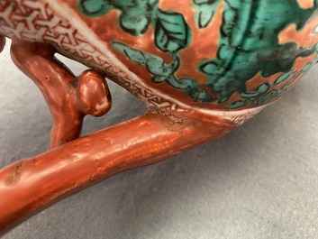 Une verseuse de type kinrande en forme de p&ecirc;che, Jiajing