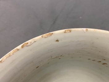 Un br&ucirc;le-parfum en porcelaine de Chine en bleu et blanc, &eacute;poque Transition