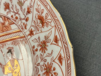 Trois assiettes en porcelaine de Chine en rouge de fer et dor&eacute;, Kangxi