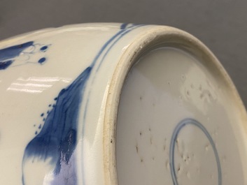 Un pot &agrave; gingembre en porcelaine de Chine en bleu et blanc &agrave; d&eacute;cor figuratif, Kangxi