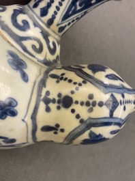 Une collection vari&eacute;e en porcelaine de Chine et gr&egrave;s de Yixing, Ming et apr&egrave;s