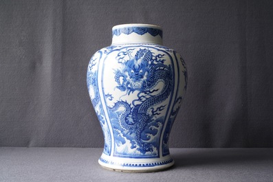 Un vase en porcelaine de Chine en bleu et blanc &agrave; d&eacute;cor de dragons, Kangxi