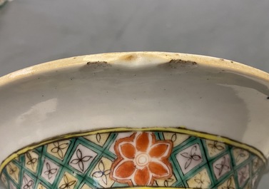 Une paire de vases en porcelaine de Chine famille rose, 19&egrave;me