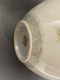 Een Chinese famille rose vaas met bloemvazen, Qianlong merk, Republiek