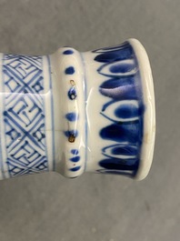 Een Chinese blauw-witte kendi met floraal decor, Kangxi