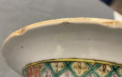 Une paire de vases en porcelaine de Chine famille rose, 19&egrave;me