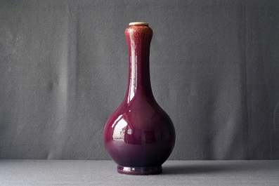 Un vase de forme bouteille en porcelaine de Chine dite 'flamb&eacute;', Qianlong