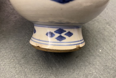 Drie Chinese blauw-witte sprenkelaars voor de Islamitische markt, Kangxi