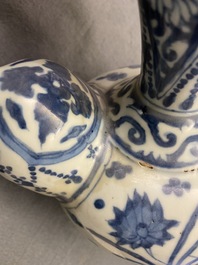 Une collection vari&eacute;e en porcelaine de Chine et gr&egrave;s de Yixing, Ming et apr&egrave;s