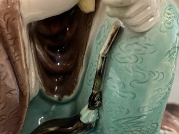 Une figure de Bouddha en porcelaine de Chine biscuit &eacute;maill&eacute; verte, marque en creux, R&eacute;publique