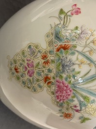 Een Chinese famille rose vaas met bloemvazen, Qianlong merk, Republiek