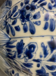 Een Chinese blauw-witte kendi met floraal decor, Kangxi