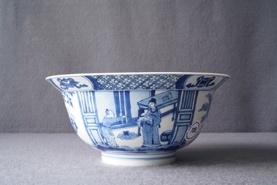Un bol de type klapmuts en porcelaine de Chine en bleu et blanc, marque et &eacute;poque de Kangxi