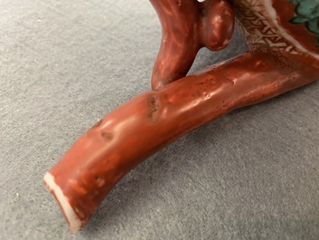 Une verseuse de type kinrande en forme de p&ecirc;che, Jiajing