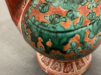Une verseuse de type kinrande en forme de p&ecirc;che, Jiajing