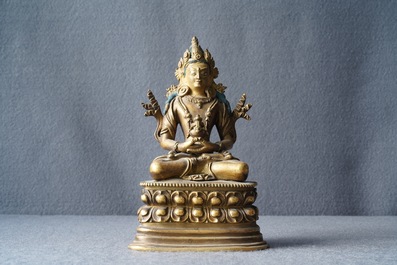 Een Chinese verguld bronzen figuur van Amitayus, 17/18e eeuw