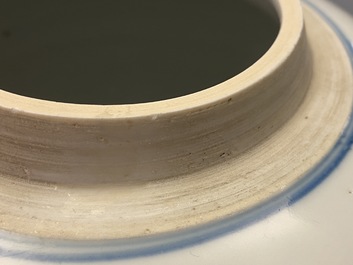Un pot &agrave; gingembre en porcelaine de Chine en bleu et blanc &agrave; d&eacute;cor figuratif, Kangxi