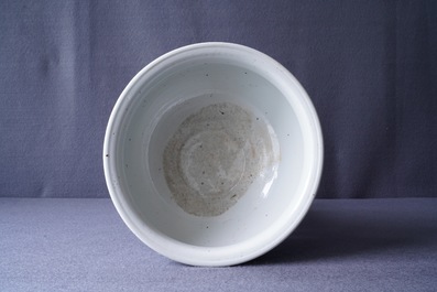 Een grote Chinese blauw-witte driepotige wierookbrander, Ming