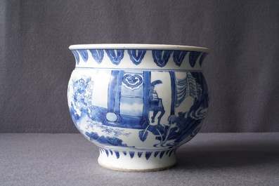 Un br&ucirc;le-parfum en porcelaine de Chine en bleu et blanc, &eacute;poque Transition