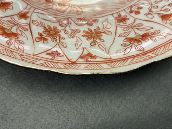 Trois assiettes en porcelaine de Chine en rouge de fer et dor&eacute;, Kangxi