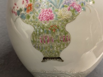 Een Chinese famille rose vaas met bloemvazen, Qianlong merk, Republiek