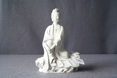 Une figure de Guanyin en porcelaine blanc de Chine, 18/19&egrave;me