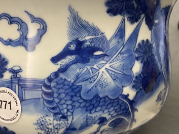 Un br&ucirc;le-parfum en porcelaine de Chine en bleu et blanc, &eacute;poque Transition