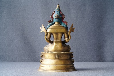 Een Chinese verguld bronzen figuur van Amitayus, 17/18e eeuw