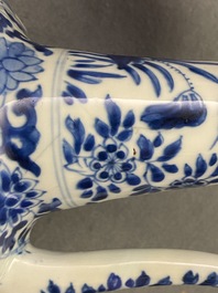 Een Chinese blauw-witte kendi met floraal decor, Kangxi