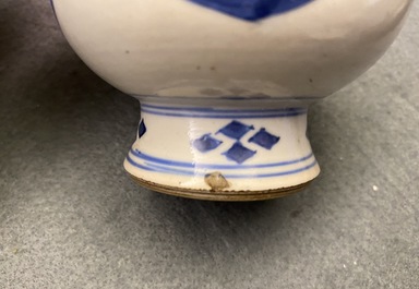Drie Chinese blauw-witte sprenkelaars voor de Islamitische markt, Kangxi